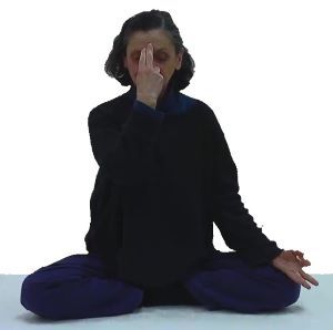 adepte de yoga pratiquant la respiration alternée 