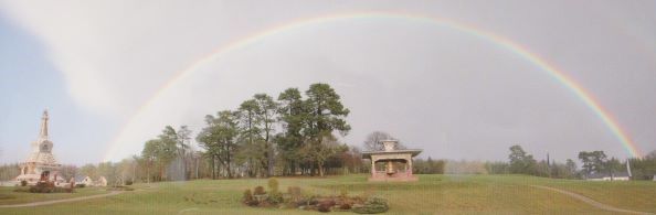 Un arc-en-ciel, symbole d'impermanence, apparaît  au-dessus des stupas bouddhiques